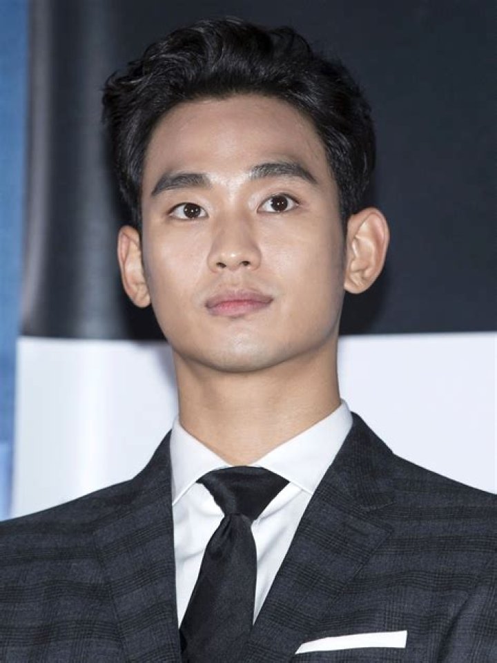 Actor Kim Soo Hyun Receives The Sweetest Gift From Three Close Friends