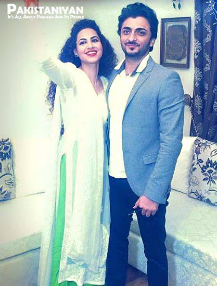 Annie Khalid With Her Husband & Daughter Arts & Entertainment Images
