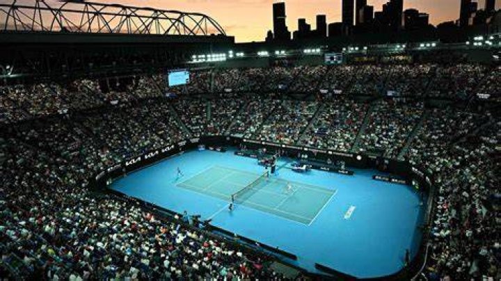 Australian Open &Alpha;&gamma;&chi;ώ&theta;&eta;&kappa;&epsilon;, &alpha;&lambda;&lambda;ά &pi;&rho;&omicron;&kappa;&rho;ί&theta;&eta;&kappa;&epsilon; &sigma;&tau;&omicron;&nu; 3&omicron; &gamma;ύ&rho;&omicron; &omicron; &Tau;&sigma;&iota;&tau;&sigma;&iota;&pi;ά&sigmaf;