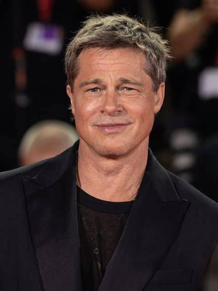 Brad Pitt se trans&shy;forme en rasta blond pour une s&eacute;ance photo Voici