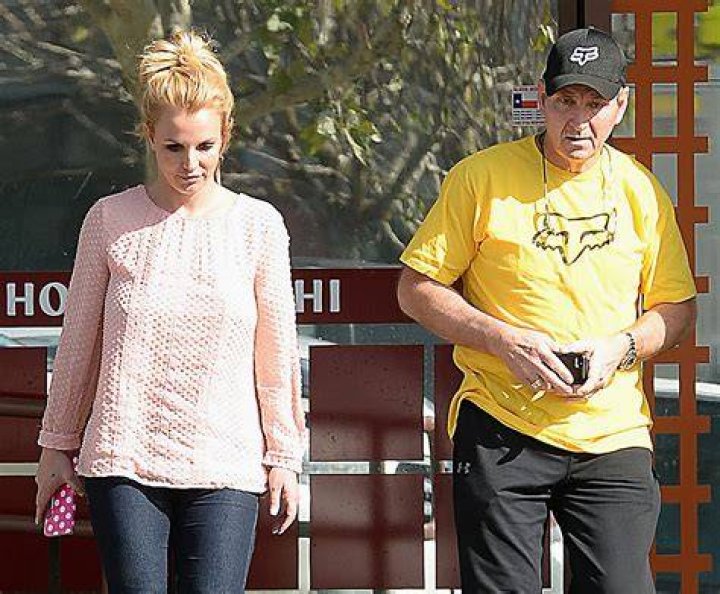 Britney Spears Dad Jamie Spears Defends Conservatorship Glamour UK