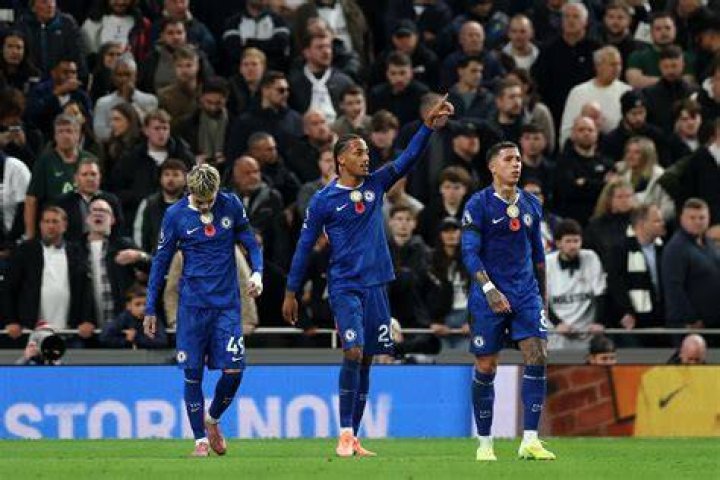 Chelsea and Spurs prepared to battle for signing of veteran player