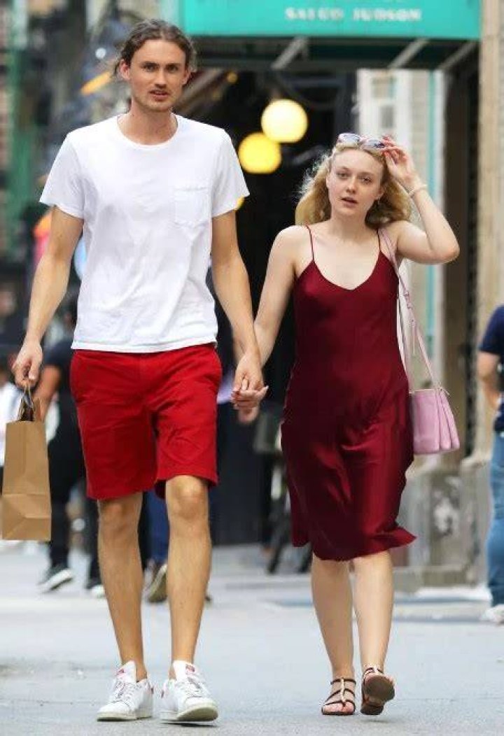 Dakota Fanning Husbandis She Married? Relationship Timeline