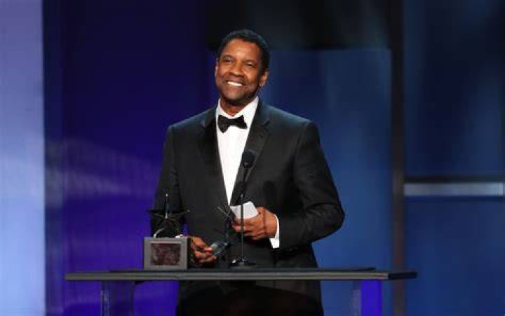 Denzel Washington assists in incident involving police, goes viral