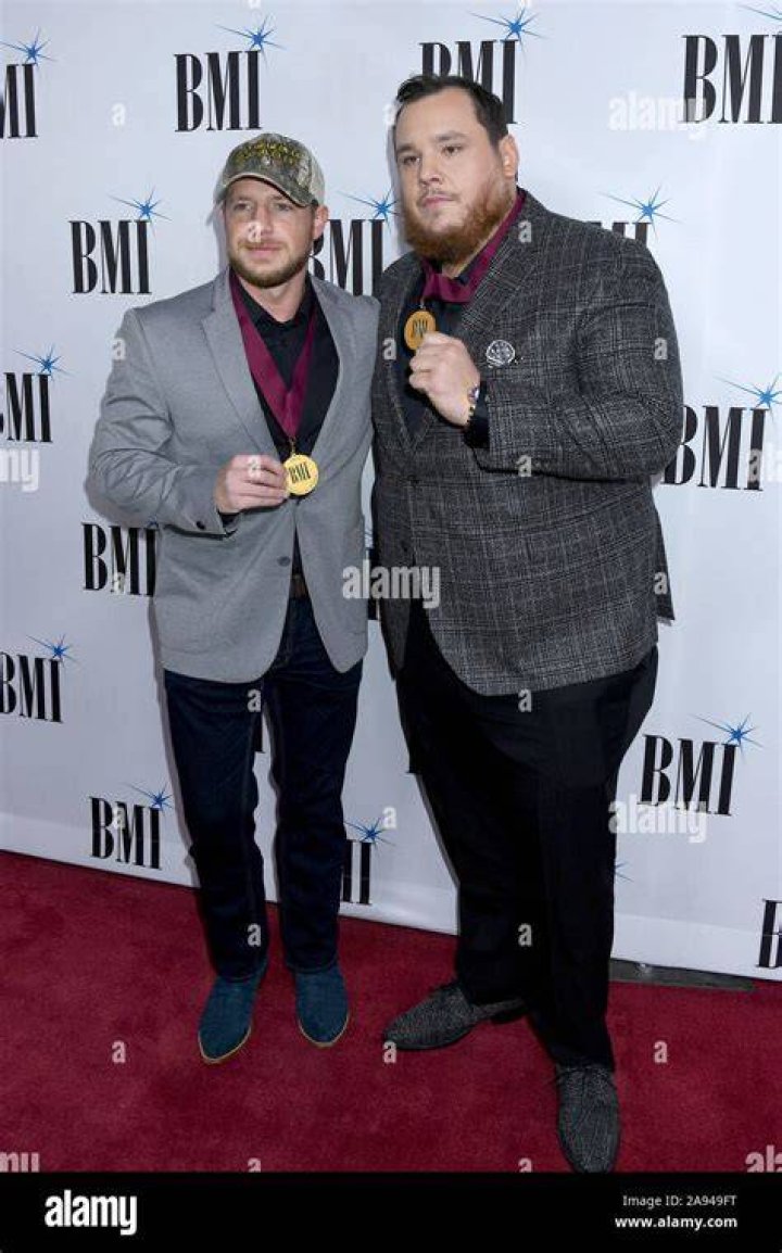 Discovering The True Height Of Luke Combs In Feet