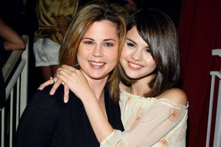 Fans Think Selena Gomez&rsquo;s Mom Looked Just Like Her When She Was Younger
