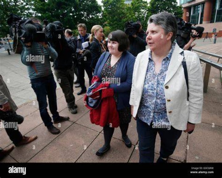 Fiona McClay (rechts), Mutter der Zooh&uuml;terin Sarah McClay, mit ihrer
