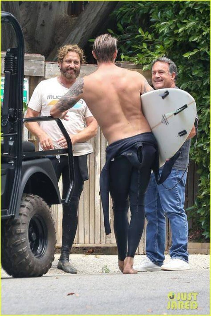 Gerard Butler hits the beach with girlfriend Brown