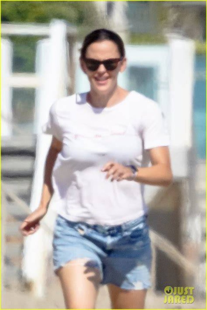 jennifer garner enjoys a day out with daughter violet in los angeles