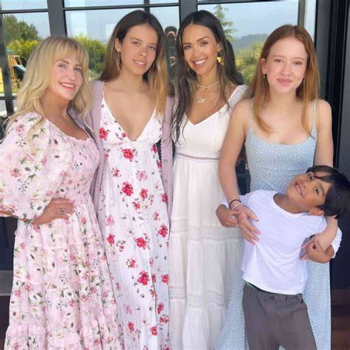Jessica Alba's Mom: Who Is She?