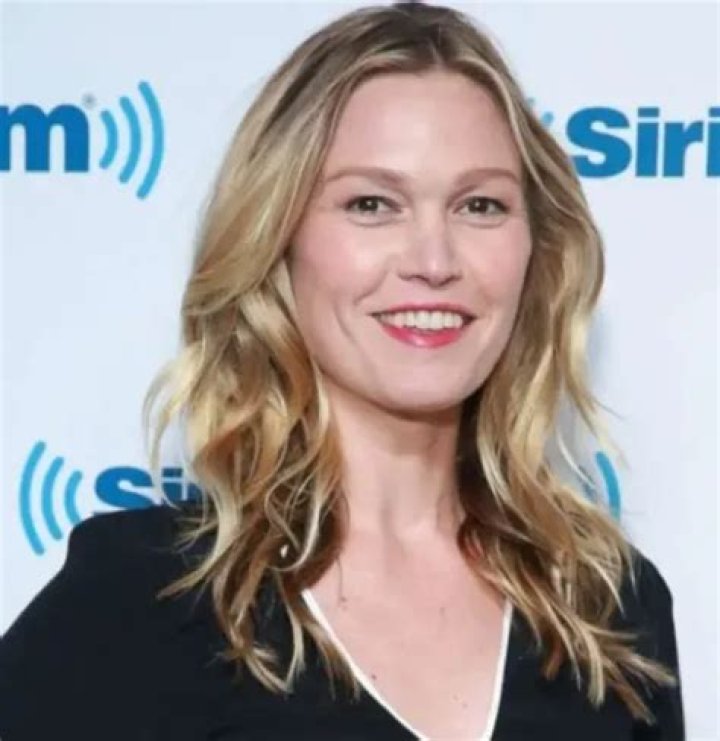 Julia Stiles Bio, Age, Worth, Married, Brother, Sister, Movies, Tv Shows