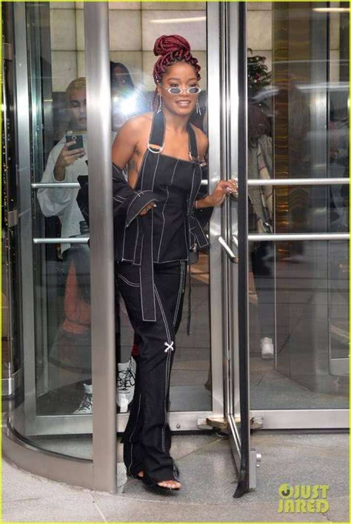 Keke Palmer puts on a leggy display as she shares a kiss with her