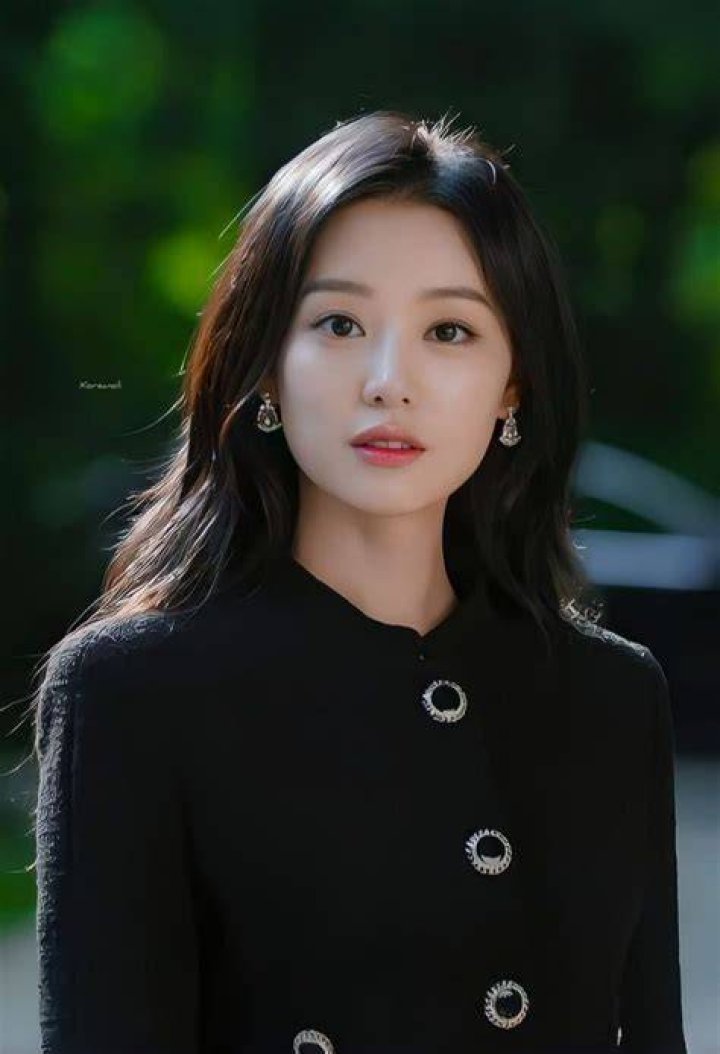 Kim Jiwon parts ways with SALT Entertainment after two years