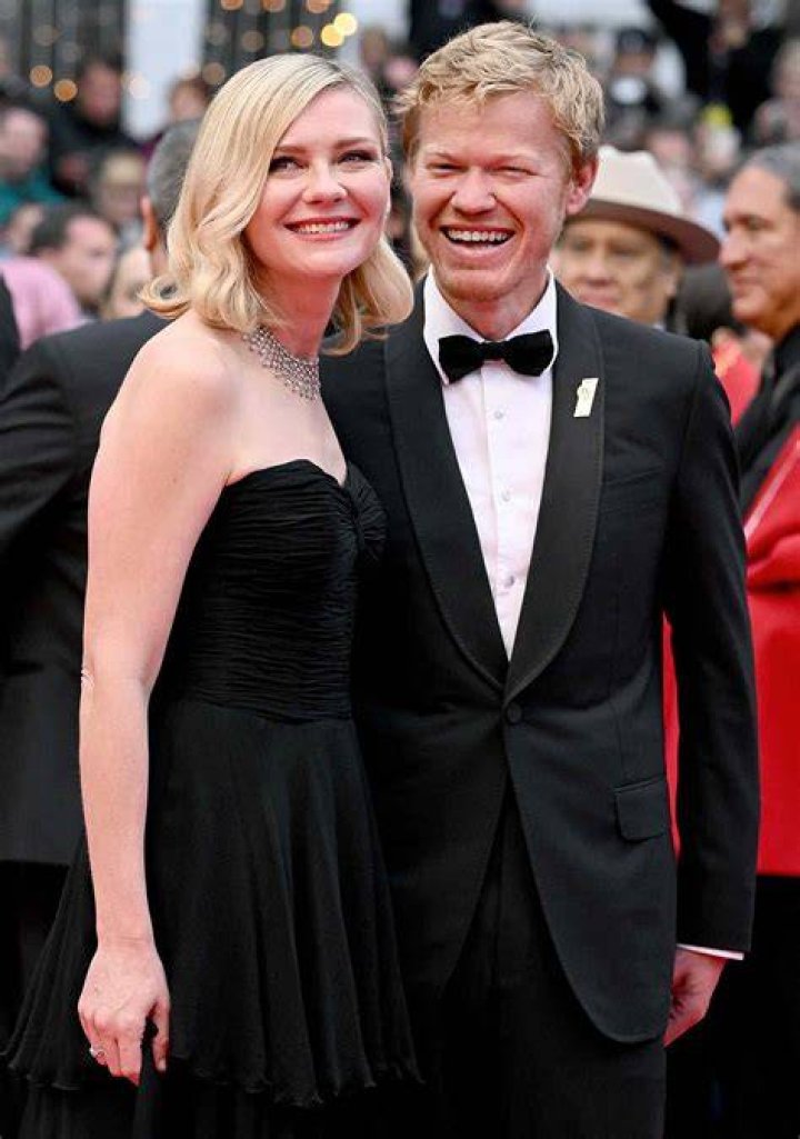 Kirsten Dunst & Fiancé Jesse Plemons Have a Family Holiday Luncheon