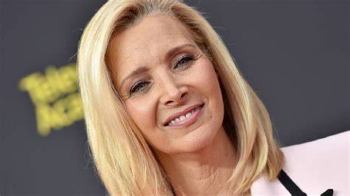 Lisa Kudrow and lookalike mother pose for very rare photo together Nestia