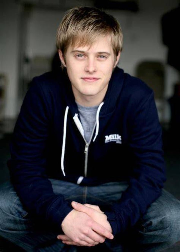 Lucas Grabeel Shows Right Way Of Dating Girlfriend; En Route To Get