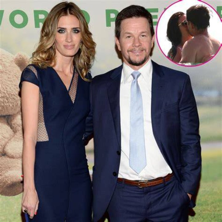 Mark Wahlberg and Rhea Durham shared a passionate kiss while sitting