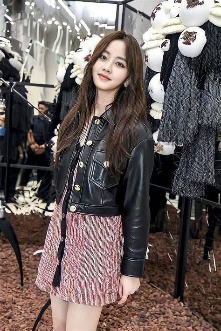 Pin oleh Velyta .** di Kim So Hyun Selebritas