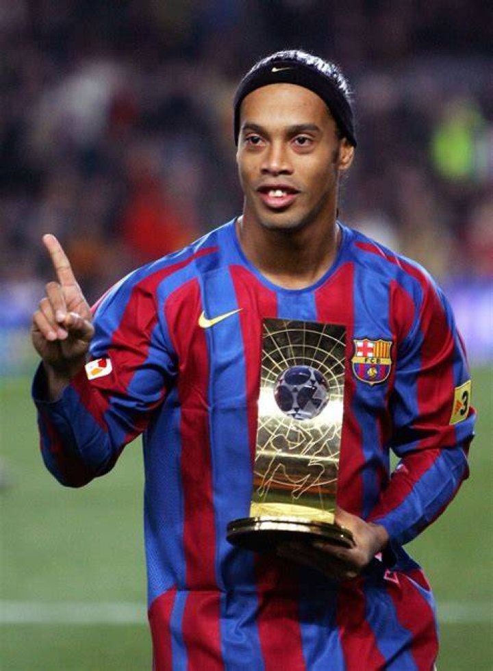 Ronaldinho amb el trofeu Fifa World Player 2005 Melhores jogadores de