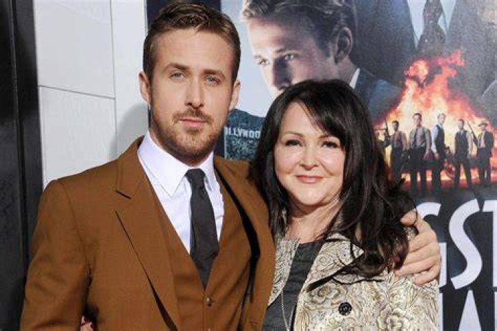 Ryan Gosling takes his mom to "Gangster Squad" premiere CBS News