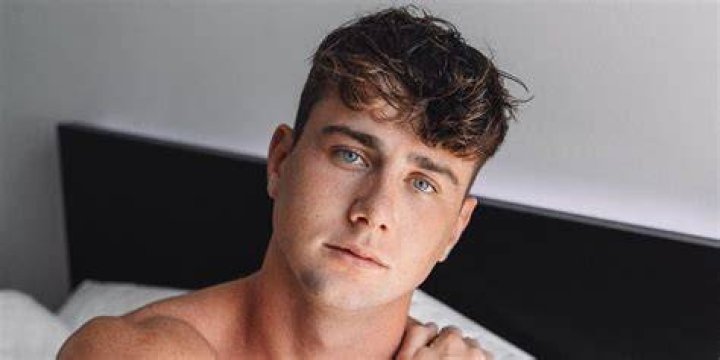 Too Hot To Handle! Harry Jowsey rips off his shirt and flaunts his abs